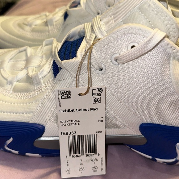 NWT LIGHTWEIGHT Adidas BASKETBALL SHOES WITH PLENTY OF STRUCTURE AND SUPPORT. - Picture 6 of 7